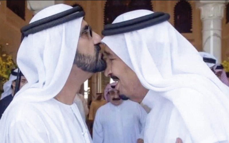 محمد بن راشد يطبع قبلة على رأس خادم الحرمين الشريفين. ارشيفية