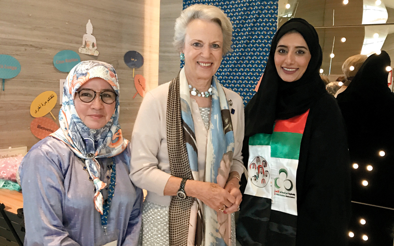 ريم بن كرم مع الأميرة بينيديكت من الدنمارك والأميرة عزيزة خلال المؤتمر.  من المصدر