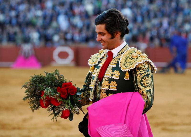 البداية باقة ورد تشجعية لحسم معركة الثور الاسود-المصدر:أ.ف.ب