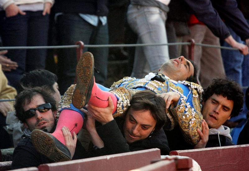 وانتصر الثور الاسود على الرجل الابيض -المصدر:أ.ف.ب