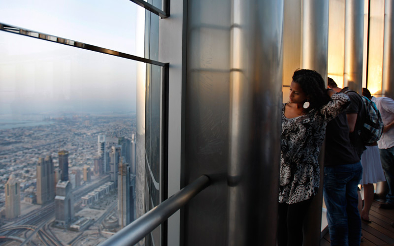برج خليفة يتيح للزوار إلقاء نظرة على دبي من على شرفة في الهواء الطلق-أ.ب