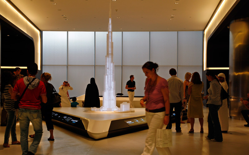 مجسم للبرج يرافق الزوار في طريقهم إلى الأعلى-أ.ب