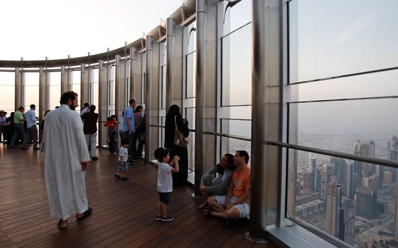 منصة "قمة البرج".. من أكثر الوجهات السياحية استقطاباً للزوار في دبي-أ.ب
