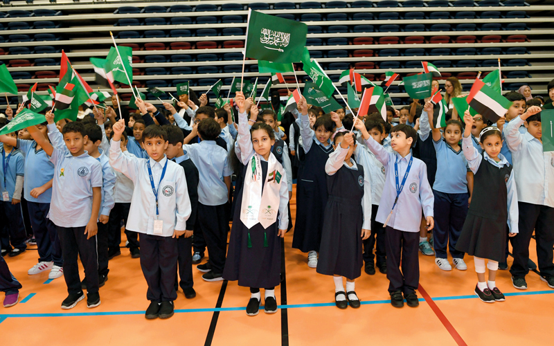 طلبة يلوحون بعلمي السعودية والإمارات في مشهد يجسد روابط الأخوة ووحدة المصير التي تربط بين البلدين. من المصدر