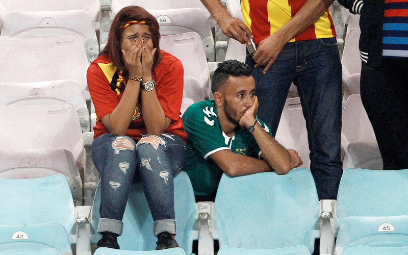 مشجّعة الترجي التونسي تبكي بعد الخسارة من الأهلي. رويترز