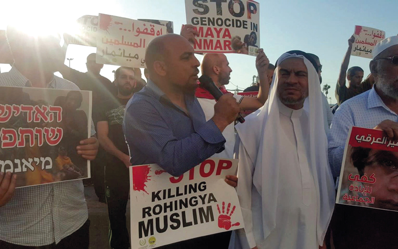 فلسطينيون يحتجون أمام سفارة ميانمار في تل أبيب على العنف ضد المسلمين.  أرشيفية