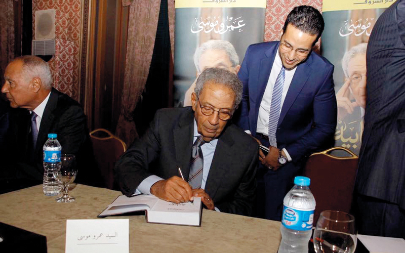 موسى يوقع على نسخ من الكتاب لأفراد الجمهور الذين حضروا إطلاق الكتاب. الإمارات اليوم