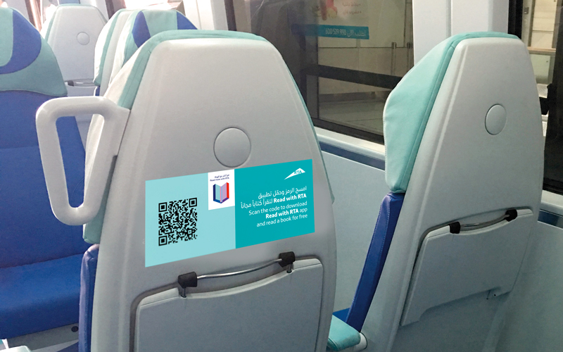 ملصق التطبيق على مقاعد المترو. من المصدر