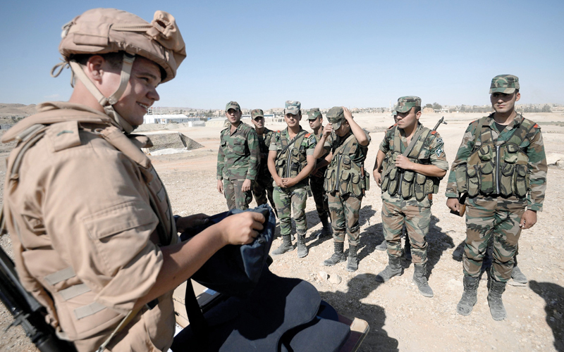 خبير روسي يدرّب جنود النظام السوري قرب تدمر. أرشيفية