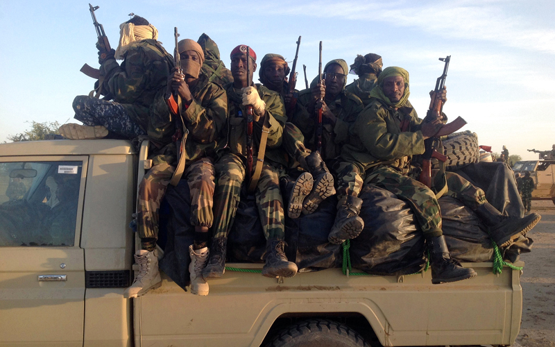 جنود من الجيش التشادي يقومون بدورية على الحدود ولطالما قال المراقبون إن هذا الجيش أكثر فاعلية من الجيش النيجيري. أ.ف.ب