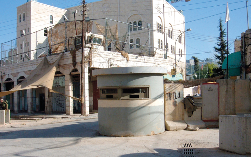 حاجز إسرائيلي بمنطقة «باب البلدية» في البلدة القديمة. الإمارات اليوم