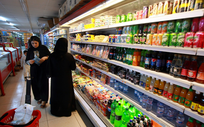 مسؤولو منافذ وبقالات أكدوا استمرار توقف شركات لتوريد السجائر عن ضخ الكميات المعتادة انتظاراً لوضوح الرؤية بشأن الأسعار الجديدة. الإمارات اليوم