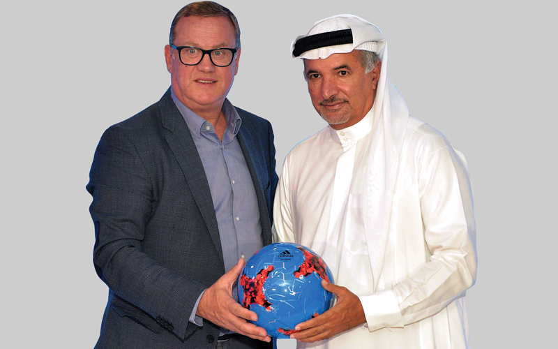 حارب وممثل «فيفا» جوان خلال القرعة. من المصدر