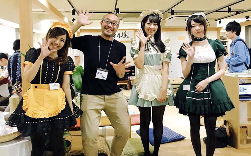 خادمات جميلات لتحفيز الطلاب في اليابان
