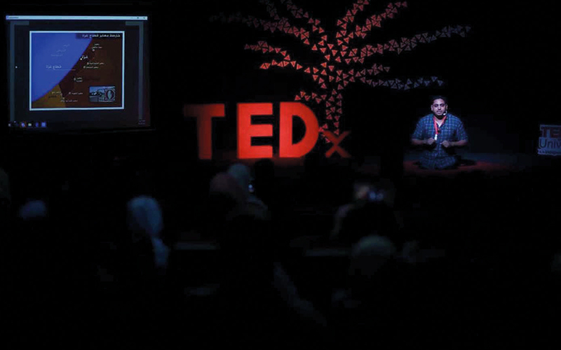 الصحافي قريقع يتحدث عن تجربته بعد تعرضه للقصف وبتر قدميه ومواصلة مشوار حياته. الامارات اليوم