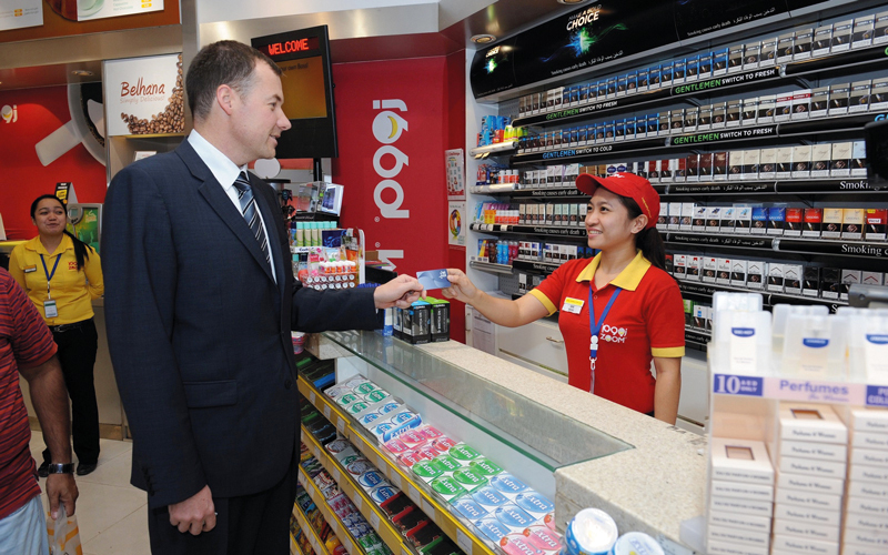 استخدام بطاقة نول في الشراء من المحال سهلة وآمنة. من المصدر