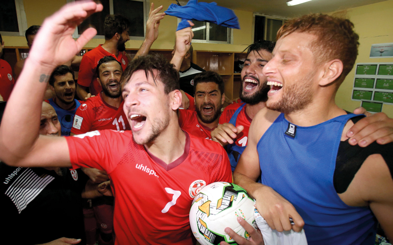 التونسي المساكني يحتفل بـ«الهاتريك» في غرفة تبديل الملابس. أ.ف.ب