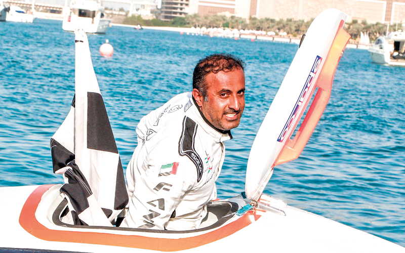 بطل العالم في سباقات الزوارق البحرية عارف الزفين. من المصدر