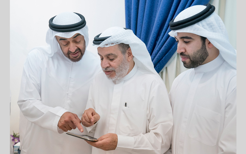 محمد بن زايد تبادل الأحاديث الودية مع معلمه أحمد مندي حول المرحلة الدراسية وما تحمله من ذكريات لاتزال راسخة في الوجدان. وام