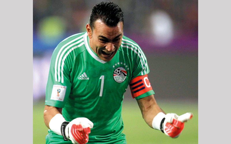 الحارس «العجوز» الحضري يحتفل على طريقته الخاصة بالتأهل المونديالي. أ.ف.ب