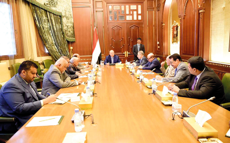 الرئيس اليمني خلال اجتماعه مع هيئة مستشاريه. سبأنت