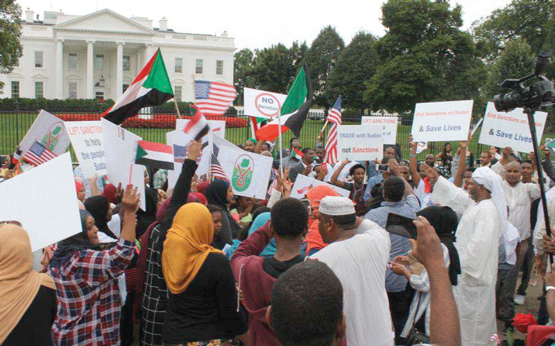 سودانيون يطالبون برفع الحصار في تظاهرة سابقة أمام البيت الأبيض يحتفلون.  أرشيفية