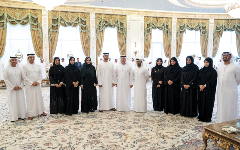 محمد بن زايد خلال استقبال المهندسين العاملين على مشروع تطوير المنشآت التعليمية في الدولة.
من المصدر