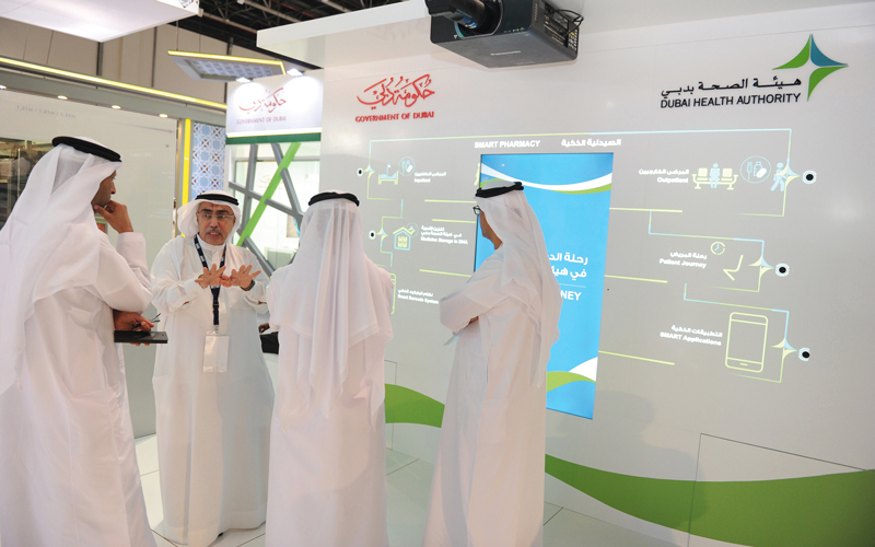 «الهيئة» استعرضت مشروع «الصيدلية الذكية» الذي تطبقه في مستشفيي راشد ودبي. من المصدر