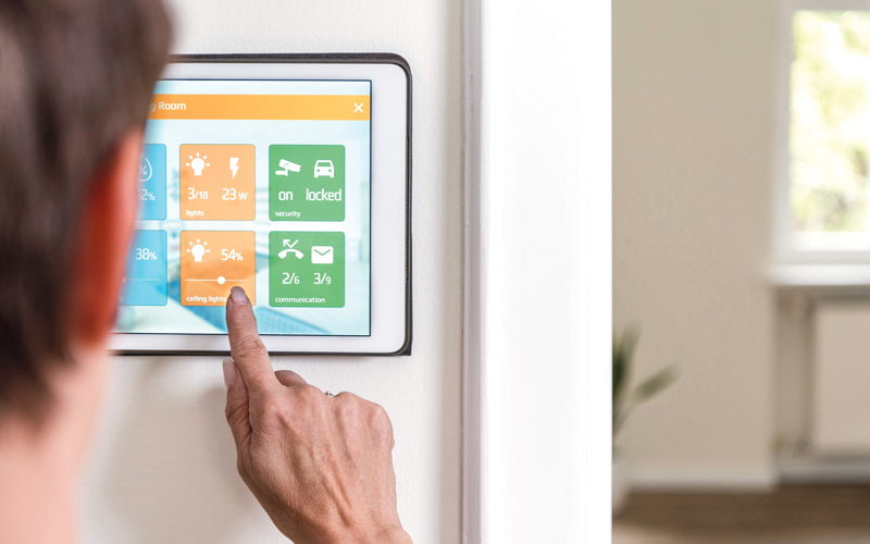 «المنازل الذكية» تعتمد بشكل رئيس على التواصل بين الأجهزة المنزلية عبر شبكة الإنترنت. أرشيفية