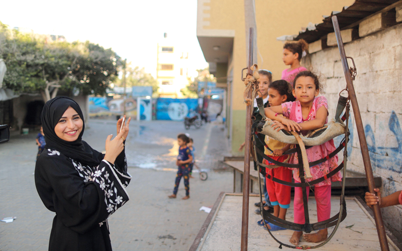 فاطمة ابو مصبح توظف حسابها مصدرا للدخل اذ انها تحصل شهريا على مبلغ يتراوح بين 300 و400 دولار اميركي عبر التسويق الالكتروني ونشر اعلانات على حسابها. ا.ف.ب