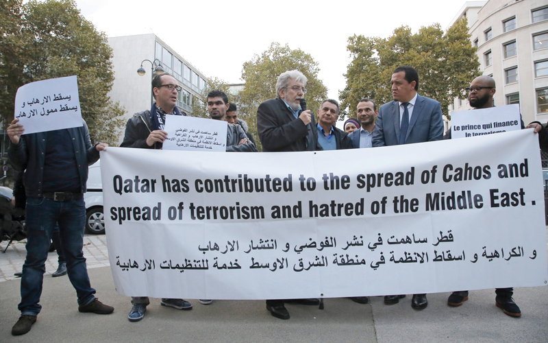 متظاهرون ينددون بدعم قطر للإرهاب خلال تظاهرة خارج مقر «اليونسكو» في باريس. أ.ب
