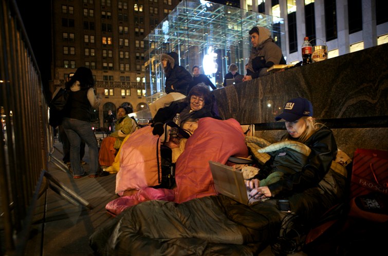 فضلت المبيت في الشارع لتضمن حقها في الحصول على الجهاز الجديد -المصدر:غيتي