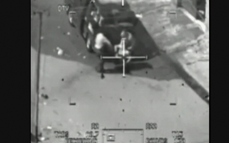 موقع ويكيليكس.اورغ، الذي يشجع على نشر المعلومات السرية لمكافحة الفساد على مستوى الحكومة والشركات، بث تسجيل فيديو سري للجيش الأميركي يصور غارة شنتها مروحيات آباتشي في بغداد، أودت بحياة 12 شخًصاً عام 2007- أ.ب