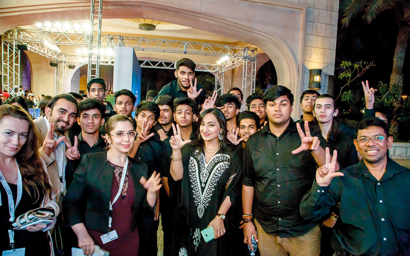 المتطوّعون يحظون بفرص للتواصل مع خبراء صناعة السينما.  من المصدر