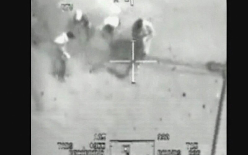 بعد ذلك، توقفت شاحنة صغيرة لجمع الجثث والجرحى فتعرضت بدورها لنيران مروحيات أميركية-أ.ف.ب/أ.ب