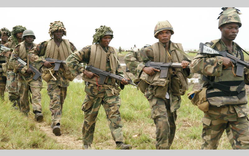 الجيش النيجيري يخوض حربا دموية مع منظمة «بوكو حرام» التي انشقت وعاد فصيل منها إلى التنظيم الإرهابي.  أرشيفية