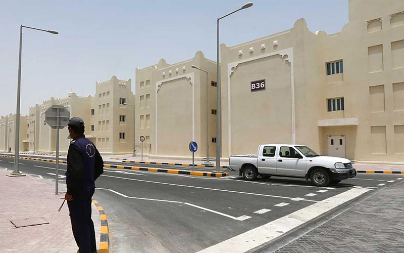 عنصر أمن قطري في أحد شوارع الدوحة. غيتي