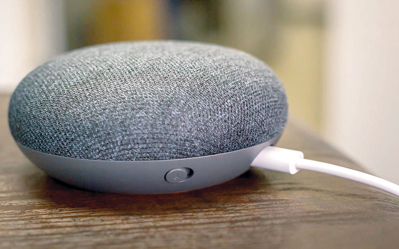 حشدت «غوغل» جميع إمكاناتها في علوم وتطبيقات الذكاء الاصطناعي في «هوم ميني» لينافس «إيكو دوت» من شركة «أمازون». من المصدر