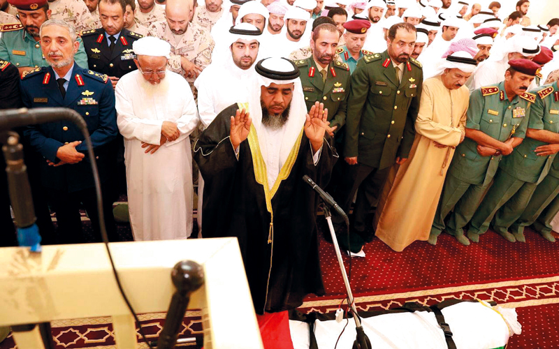 راشد الشرقي وجموع المصلين يؤدون صلاة الجنازة على شهيد الوطن علي المسماري. وام