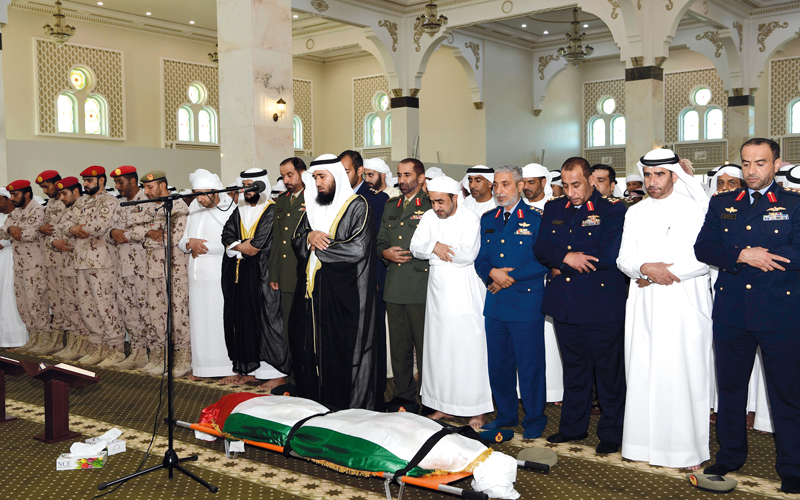 أهالي مدينة كلباء يؤدون صلاة الجنازة على شهيد الوطن بدر المراشدة.

وام