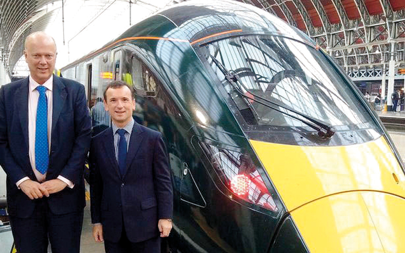 وزير المواصلات البريطاني يشعر بالحرج خلال تدشين قطار سريع