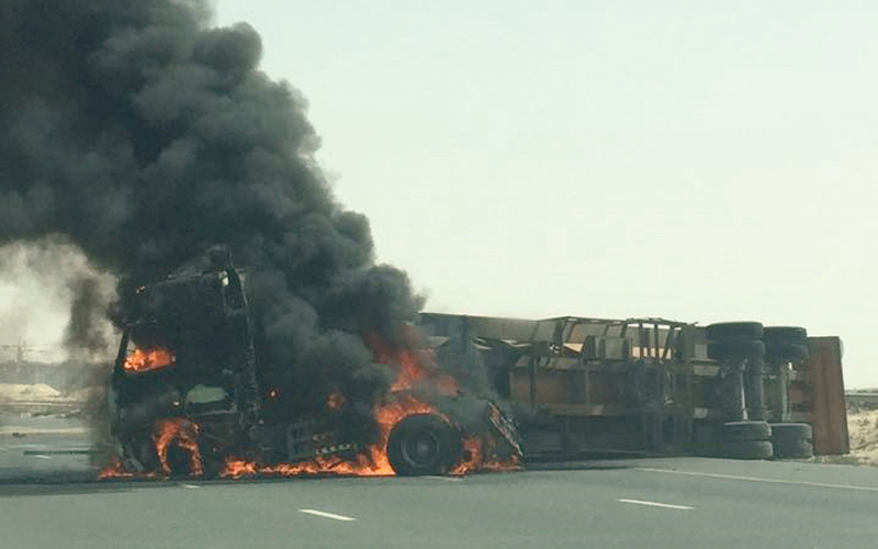 نجاة سائق من احتراق شاحنة بأحد الشوارع في دبي. من المصدر