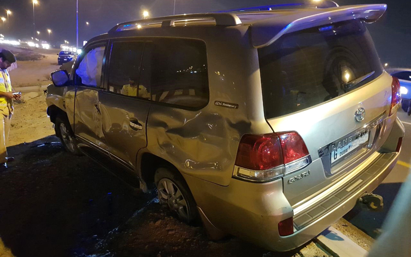 المركبة انحرفت بعد انفجار أحد إطاراتها. من المصدر