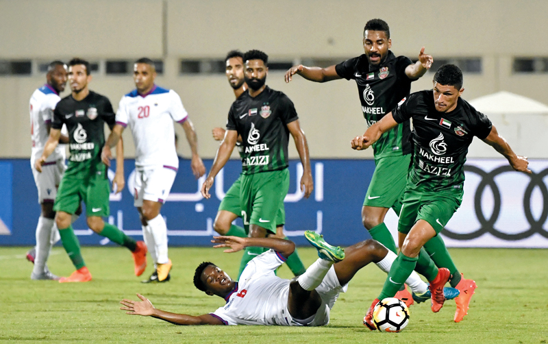 لاعب شباب الأهلي، البرازيلي لوفانور، يمر بالكرة من مدافع الشارقة ماجد سرور، في مباراة الفريقين التي انتهت بالتعادل السلبي. تصوير: أسامة أبوغانم