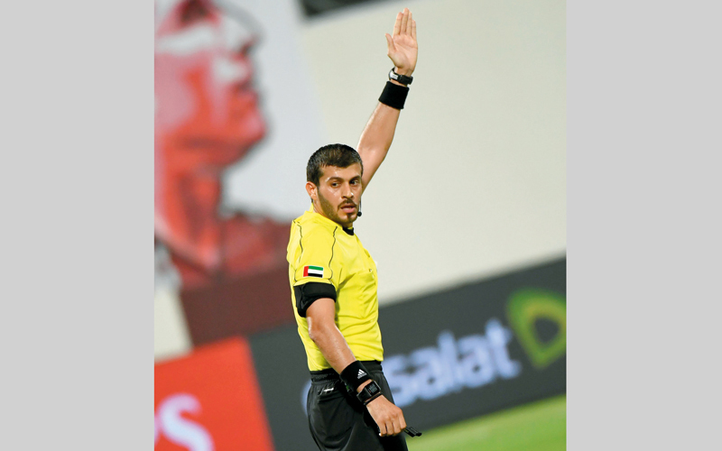 حالة من الجدل صاحبت قرار حكم مباراة الوحدة وحتا، عمر محمد آل علي، الذي ألغى هدفاً للوحدة في شباك حتا بإشارة من المساعد الثاني. تصوير: إريك أرازاس