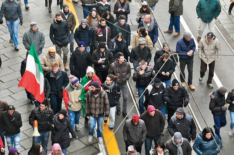 يعاني كثيرون وطأة الفقر في إيطاليا. غيتي
