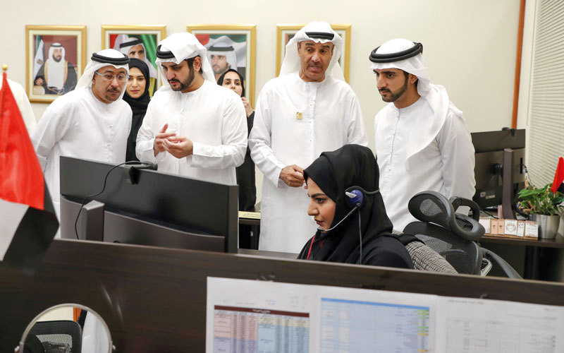 حمدان بن محمد متفقداً عدداً من إدارات بلدية دبي. وام