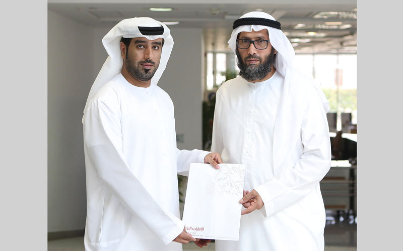 تسليم الشيك إلى مكتب الخدمات الإنسانية والمجتمع في «صحة دبي».
