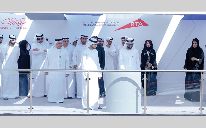 محمد بن راشد لحظة تدشين مشروع حفر «مسار 2020» بحضور حمدان بن محمد. وام