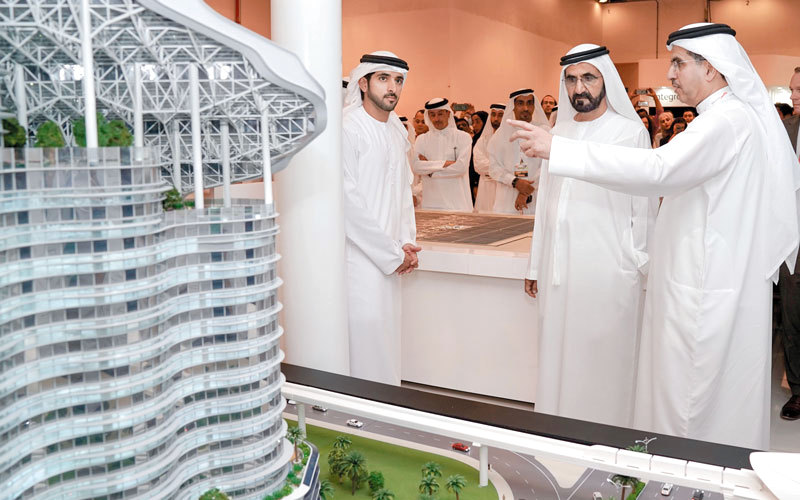 محمد بن راشد اطلع خلال الجولة على المشروعات التي تنفذها هيئة كهرباء ومياه دبي في قطاع الطاقة المتجددة. وام